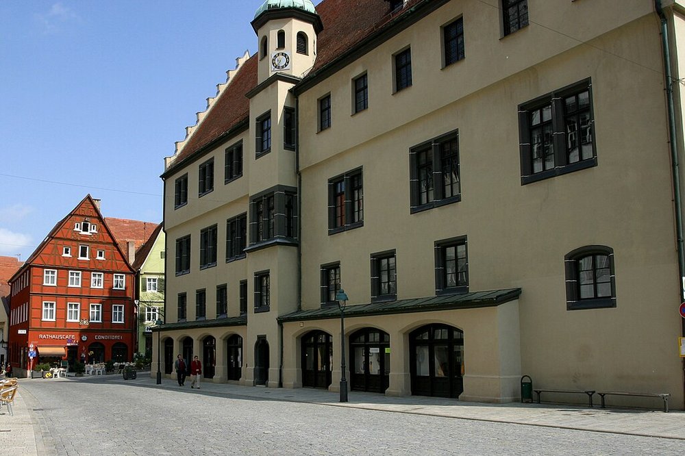 https://commons.wikimedia.org/wiki/File:Rathaus_N%C3%B6rdlingen_TRS_040418_024.jpg https://commons.wikimedia.org/wiki/File:Rathaus_N%C3%B6rdlingen_TRS_040418_024.jpg