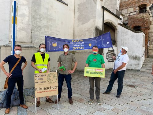 Setzen sich für deutlich mehr und schnelleren Klimaschutz ein: (von links) David Reitsam und Thomas Rebele (beide Friday vor Future Donauwörth), Bundestagskandidat Stefan Norder, Bürgermeister Albert Riedelsheimer, Winfried Schenk (Solarförderverein Donau-Ries).